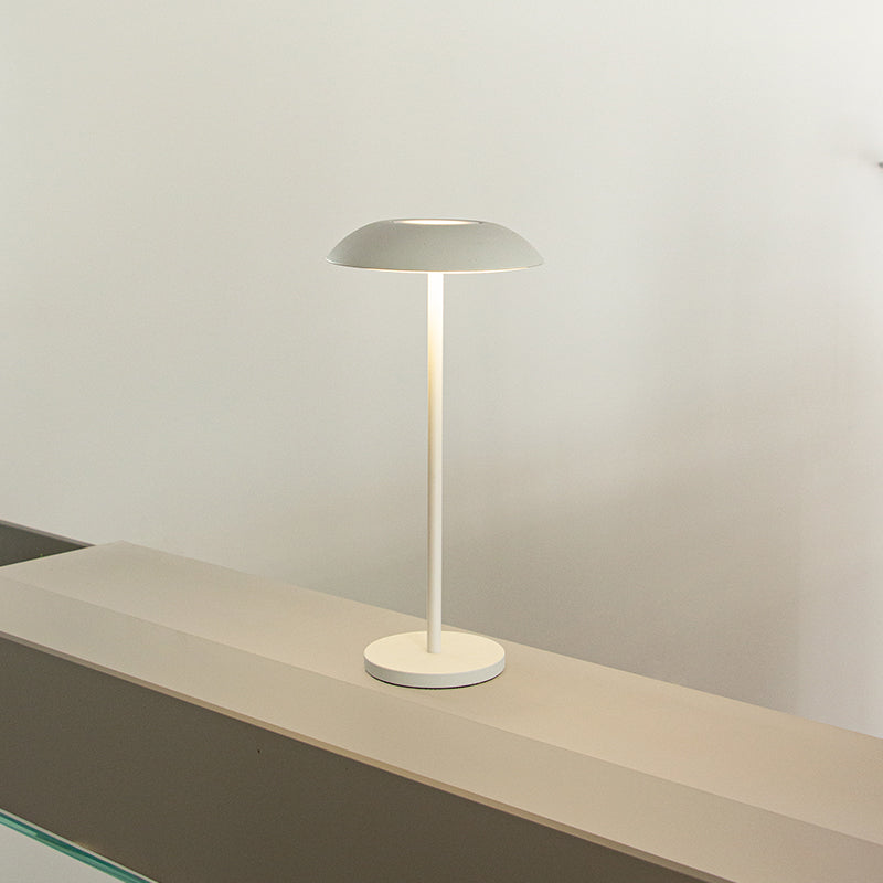 Luminária de ferro elegante