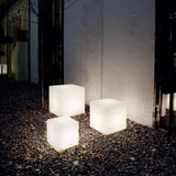 Luminária de jardim cúbica